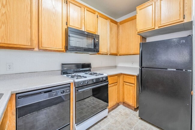 Building Photo - Cute 3 Bedroom Condo!