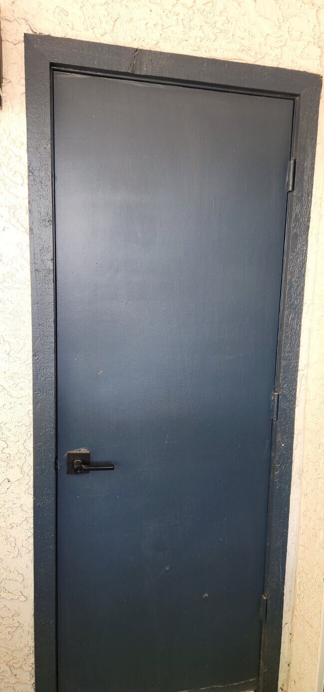 Building Photo - STUNNING ONE BEDROOM TOWNHOUSE SOUTH SCOTT...