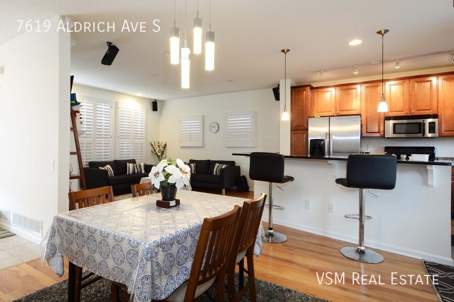 Primary Photo - PERFECT CENTRAL LOCATION NEAR FOOD, SHOPS,...