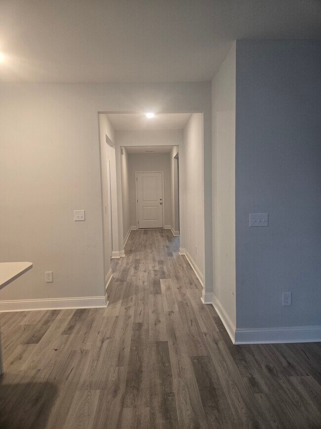 Building Photo - 2735 Monaca Dr