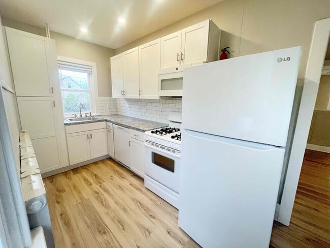 Building Photo - 142 Church St