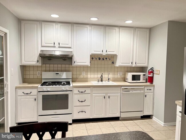 Building Photo - 6508 Coventry Way