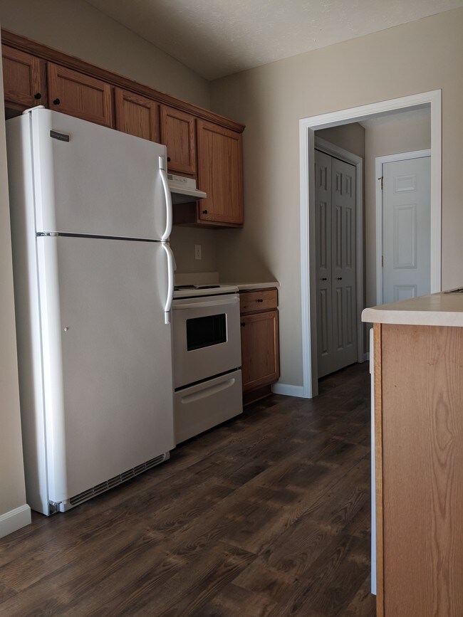 Cocina que da a un área de lavandería en el piso principal - 138 Hampton Way
