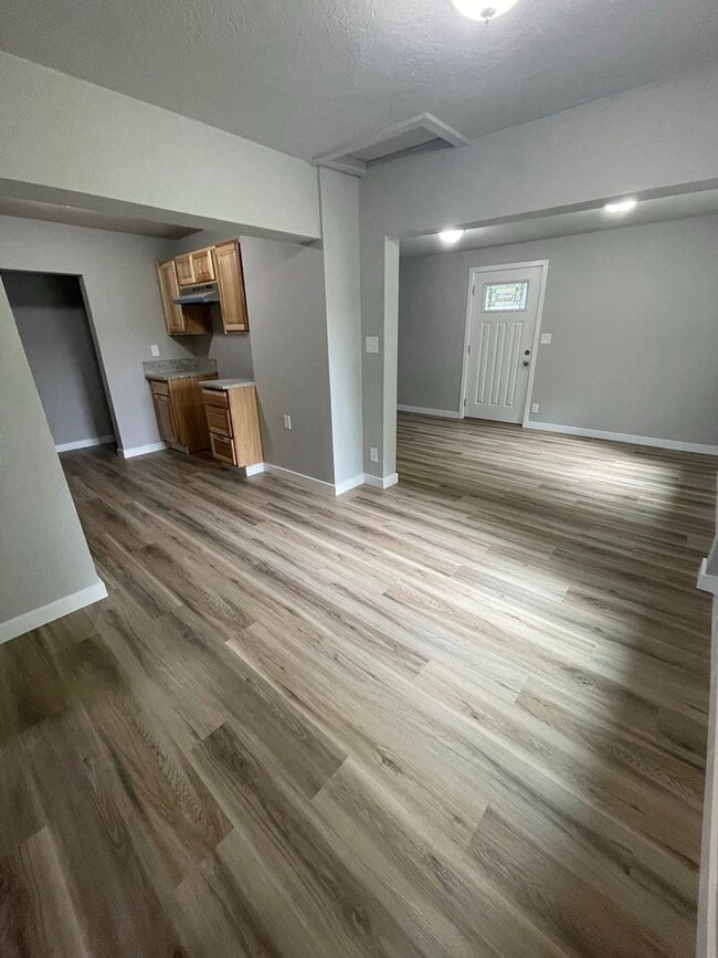 Building Photo - Newly Remolded 3 Bedroom, 1 Bathroom Home