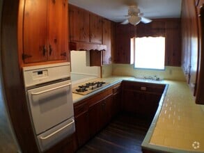 Building Photo - 1502 Westcrest Dr