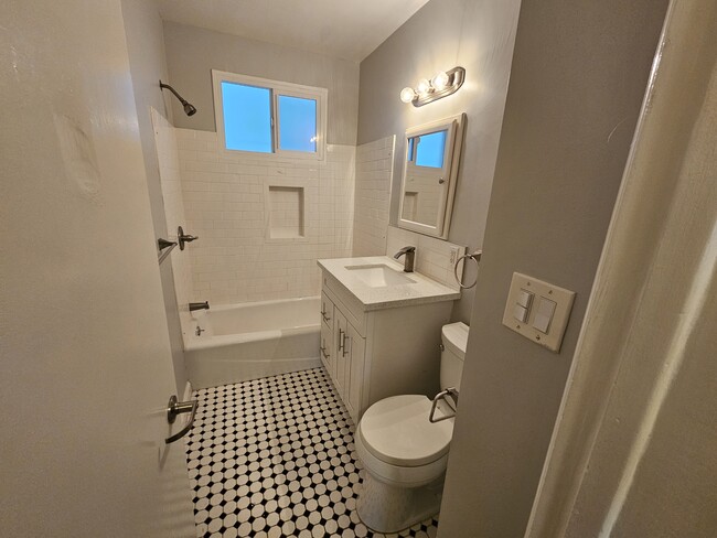 Building Photo - 1473 Rexford Dr