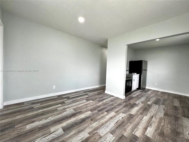 Building Photo - 725 NW 7th Ave