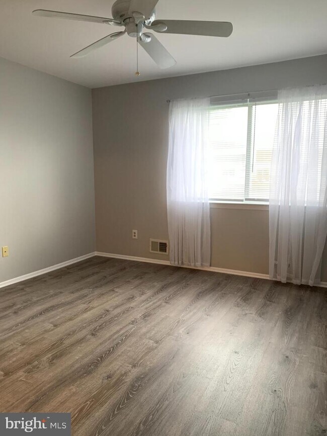 Building Photo - 413 Dove Ct