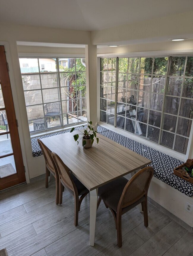 Foto del edificio - Quaint 2 Bedroom 1.5 Bathroom Townhome Style Unit In Santa Barbara