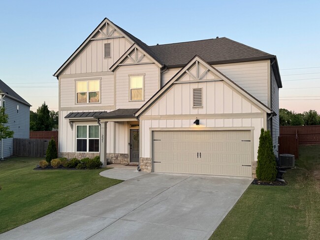 Building Photo - 221 Treeline Trl