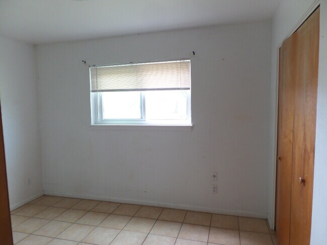 bedroom - 727 W D Ave