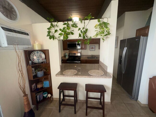 Building Photo - UNFURNISHED 1BD/1BA WITH AN OCEAN VIEW