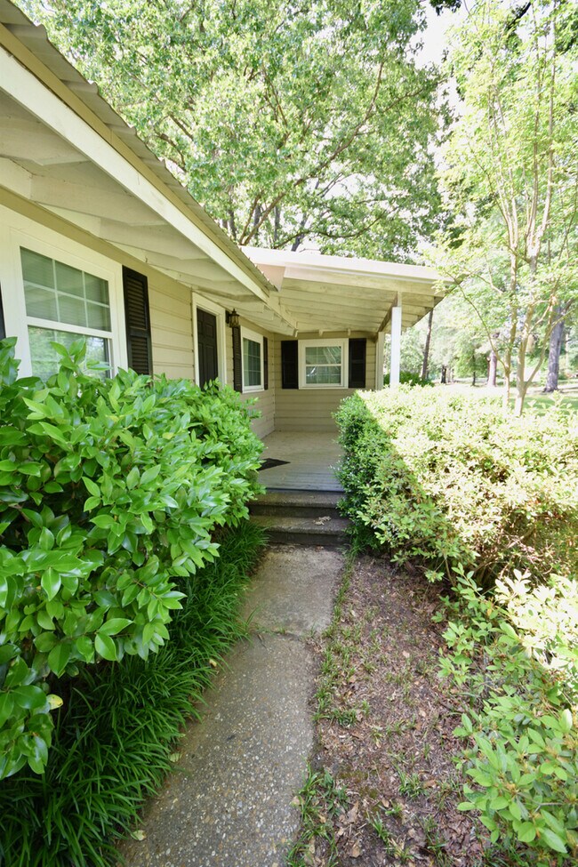 Building Photo - Great Home with Huge Fenced Yard