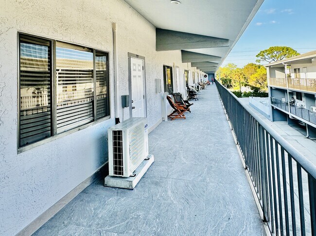 Foto del edificio - 826 Wiggins Pass Rd