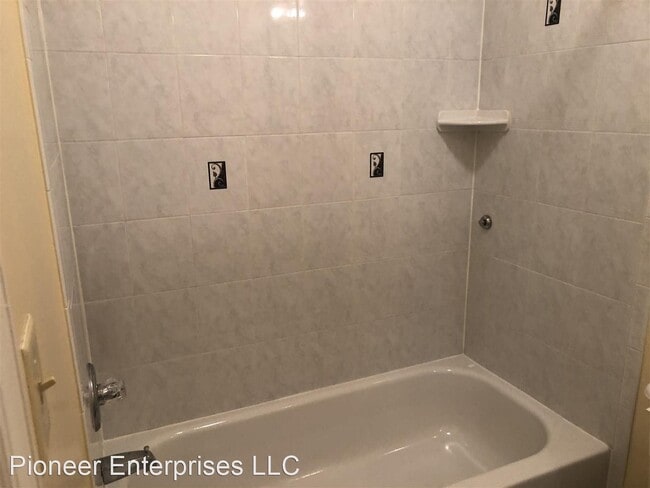 Building Photo - 422 W Franklin St