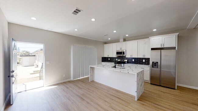 Building Photo - 5171 La Dorna St