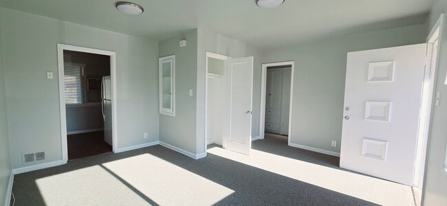 Building Photo - 1388 Glenrose Dr S