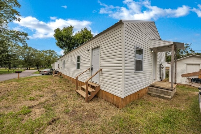 Building Photo - Move in Before the Holidays! Cozy Childers...