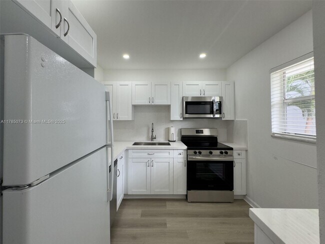 Foto del edificio - 100 Edgewater Dr