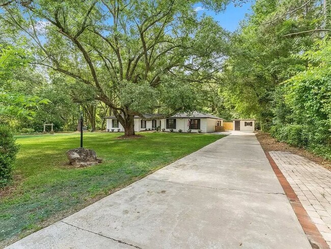Building Photo - 3333 Meadow Hill Rd