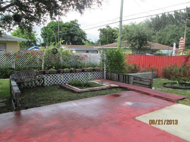Building Photo - 5565 SW 43rd St