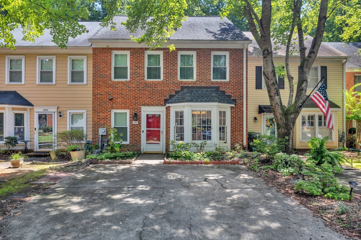 Photo - 586 St James Walk SE (Marietta, GA)
