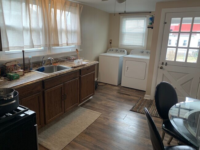 Kitchen - 120 Woodland Ave