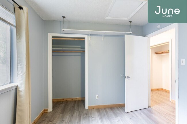 Foto del edificio - Queen room in 3-bed/1.5-bath Home