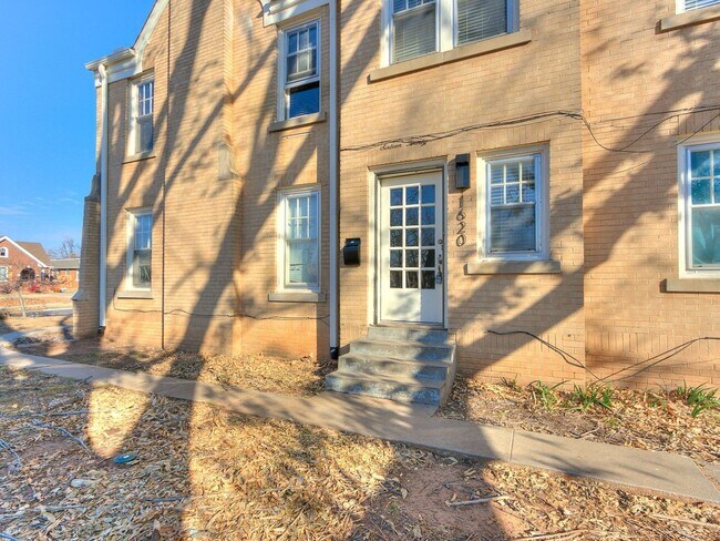 Foto del edificio - Recently Updated- 1498 Sq. Ft. + Only minu...