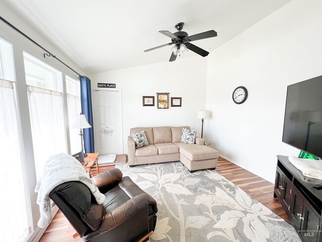 Foto del edificio - Fantastic 4 Bedroom Home with 3 Car Garage...