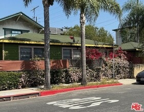 Building Photo - 802 Superba Ave