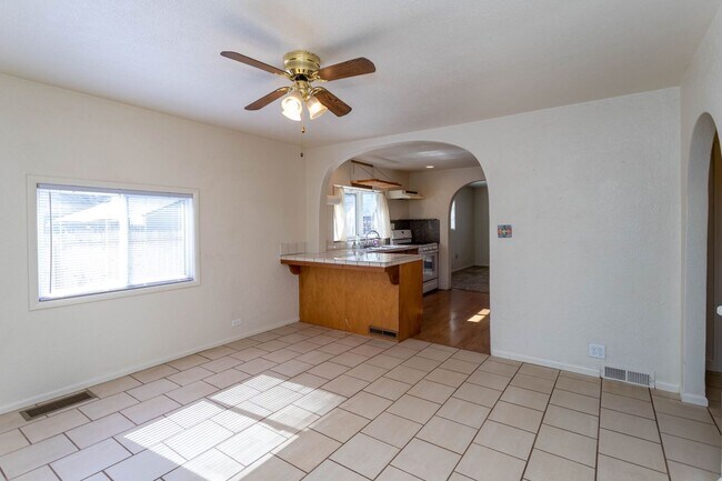 Building Photo - Centrally located!