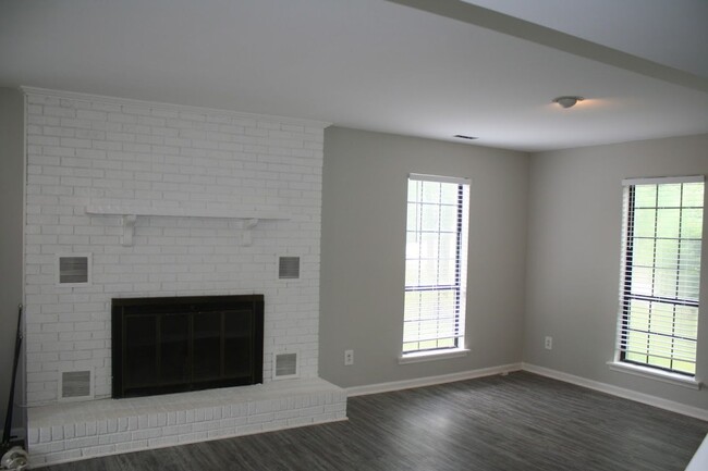 Building Photo - 11619 Park Rd