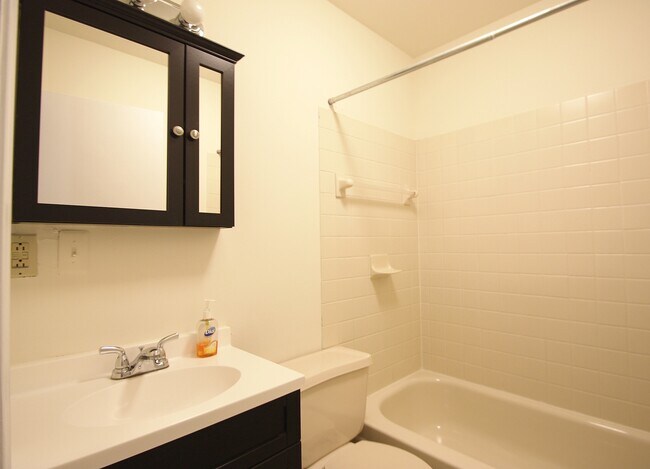 Baño completo - 2320 Catharine St