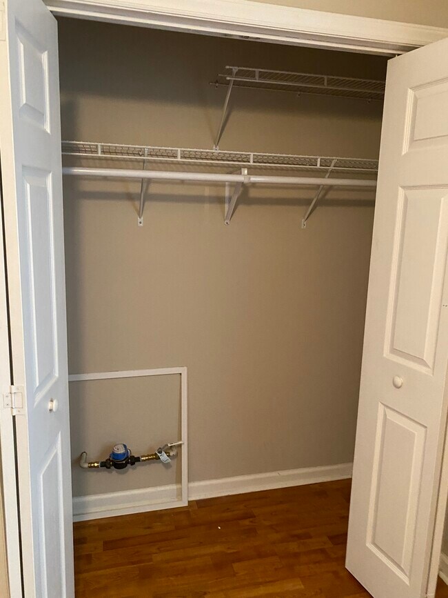 Armario del dormitorio delantero - 1851 Trailwood Heights Ln