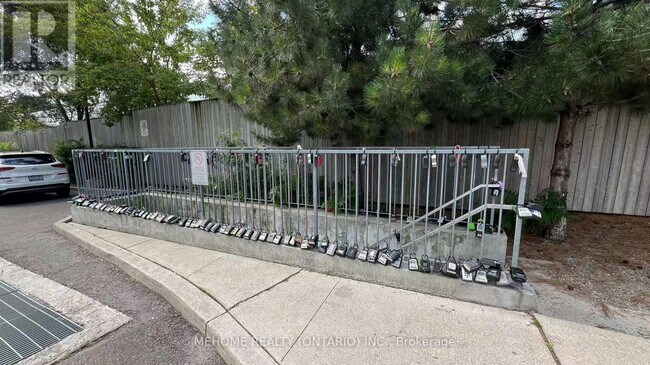 Photo du bâtiment - 816-1816 Lansdowne Ave