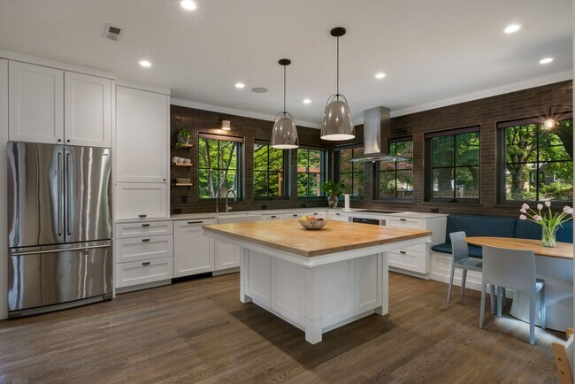 Building Photo - Absolutely Stunning Remodeled 4 Bed/3 Bath Grant Park Dutch Colonial!