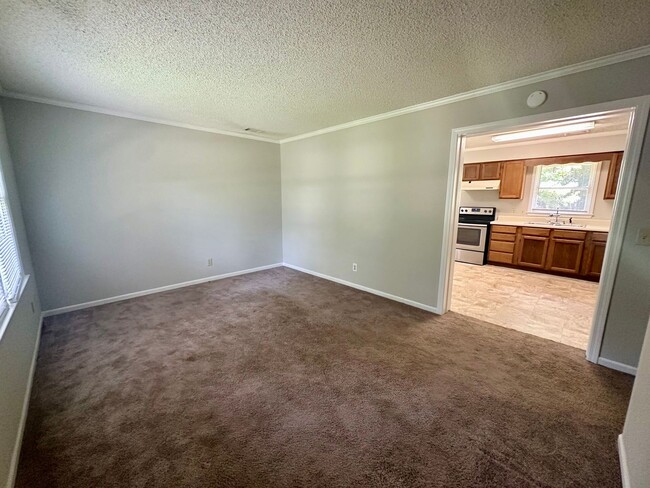 Building Photo - Charming 3 Bedroom Home!