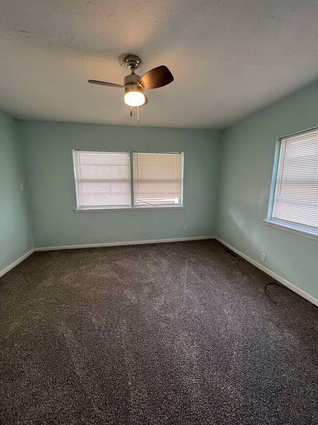 Foto del edificio - COMING SOON: CUTE 2 BEDROOM / 1 BATHROOM HOUSE LOCATED RIGHT ACROSS FROM NORTH MIDDLE SCHOOL IN J...