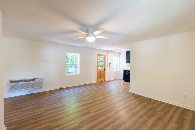 Building Photo - 1648 Wycliffe St