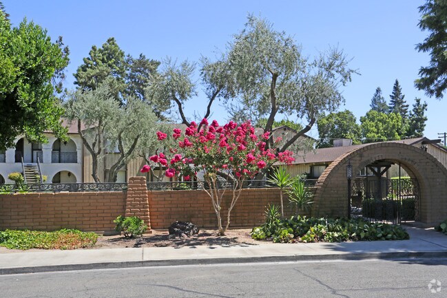 Building Photo - Redwood Apartments