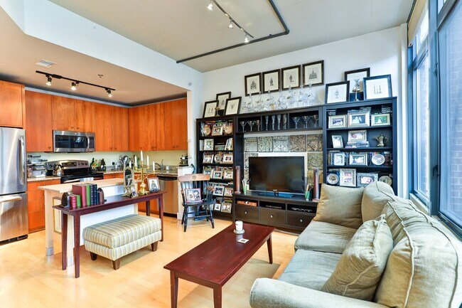 Foto del edificio - Gorgeous Light Filled 1Br Blocks to King St Metro