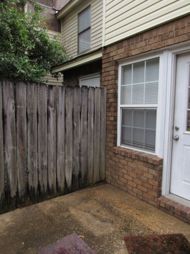 Building Photo - Close to shopping, hospitals & easy access...