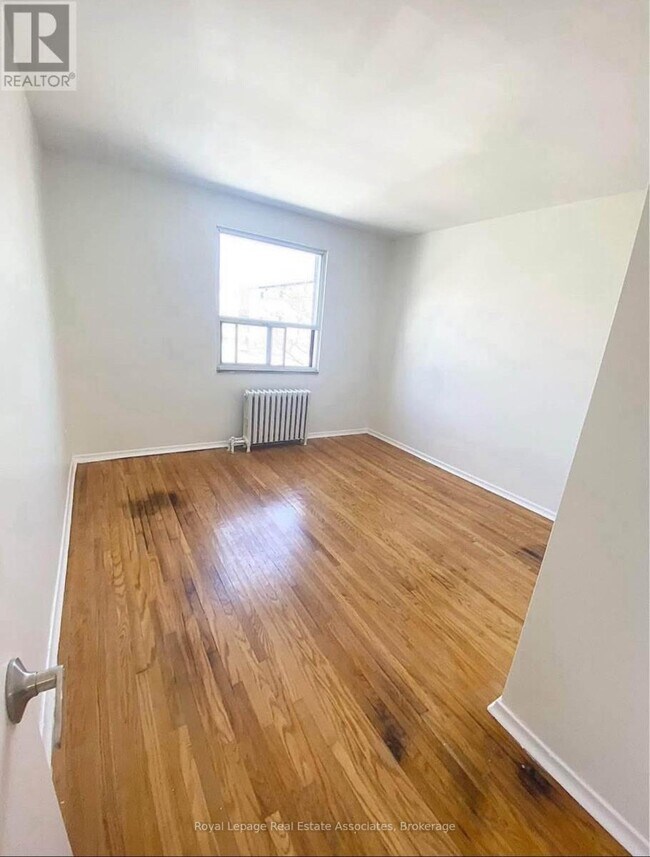 Photo du bâtiment - 237 Lakeshore Rd E