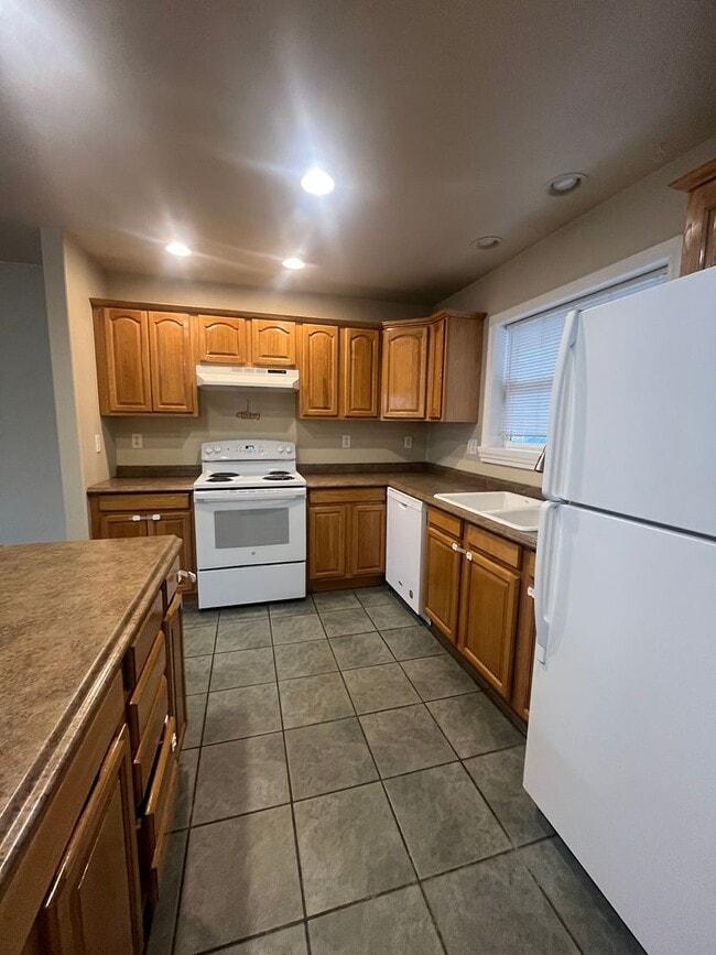 Building Photo - 3-Bedroom 2.5-Bathroom home in Eugene