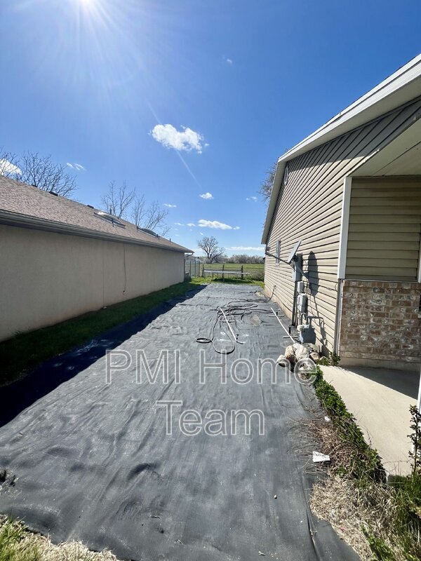 Building Photo - 433 Downs Drive