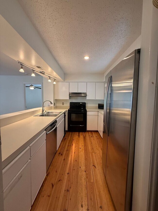 Foto del edificio - Chesapeake Bay Condo – One Block from the Beach! "Ask About Our Zero Deposit"