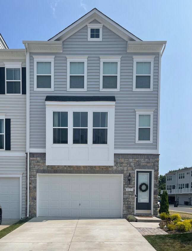 Foto principal - Stunning END unit 4-bedroom, 3.5-bathroom ...