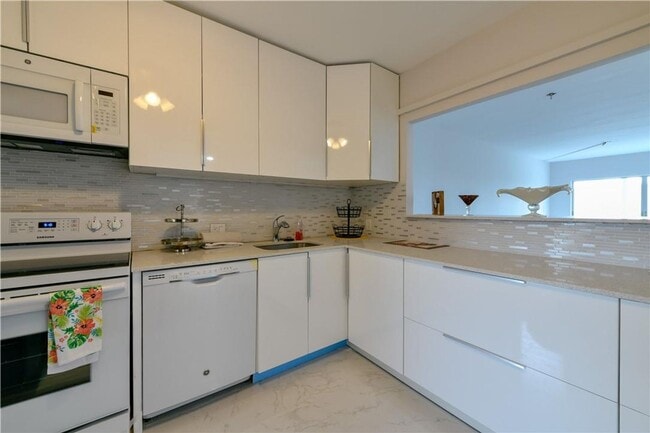 Foto del edificio - 2751 N Palm Aire Dr