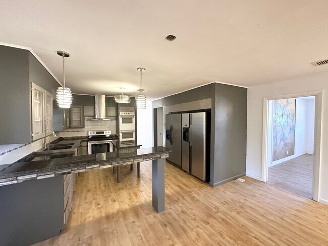 Building Photo - 3 Bed, 2 Bath available for rent ASAP!